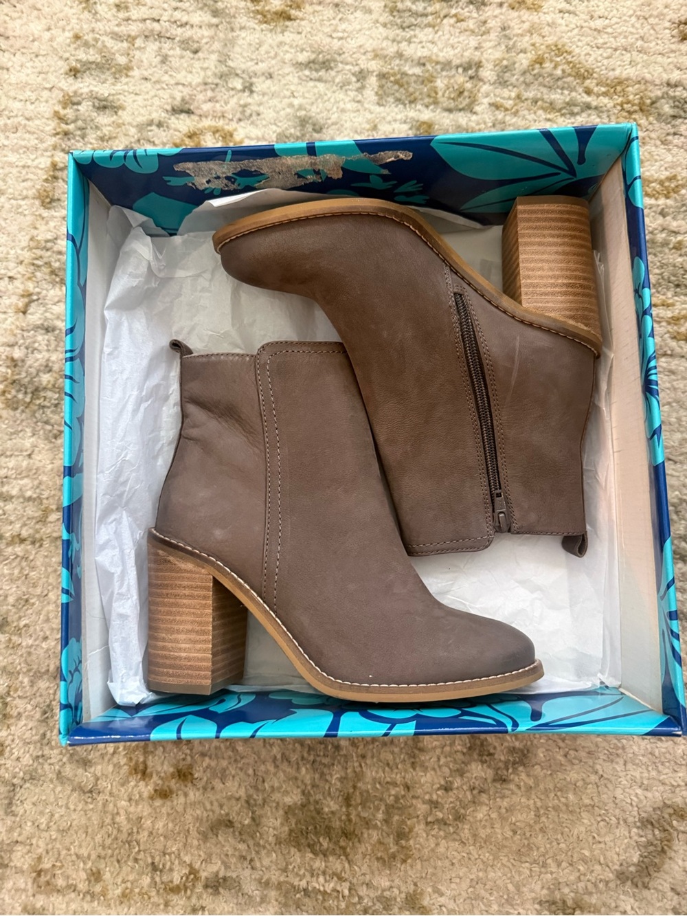 Seychelles Leather Ankle Booties Taupe Gray Block Heel Size 6.5 with Box